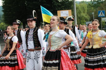 Barwny korowód z okazji TKB przeszedł przez Wisłę